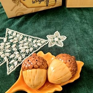Salt and Pepper set Cracker Barrel Holiday acorn gift set